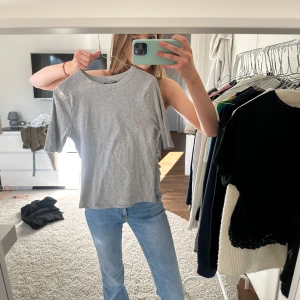 Grå ribbad t-shirt - Säljer en  grå ribbad t-shirt med korta ärmar. Storlek M med psilapp kvar, helt oanvänd 🩷 står ej för postens slarv eller frakt!! 