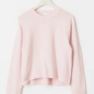 Ljusrosa stickad tröja - Säljer en ljusrosa stickad tröja med rund hals och långa ärmar. Tröjan har en enkel och stilren design med ribbade kanter vid ärmslut och nederkant. Perfekt för kyligare dagar!