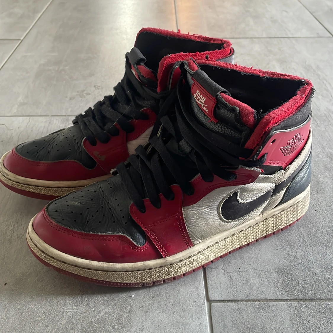 Nike Air Jordans i rött och svart