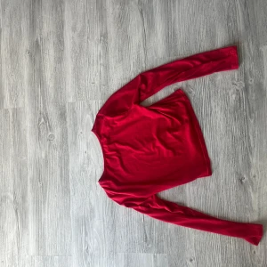 Röd långärmad topp från Vero Moda - PAKET 2 röda långärmade i small och en röd T-shirt i medium
