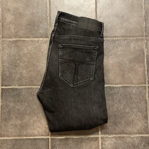 Tiger Off Sweden jeans  - Snygga mörkgråa jeans i mycket bra skick | Det är Slim jeans i storlek W32 L34 men sitter som 31,32 | Hör gärna av er vid fundering eller flera bilder🤗