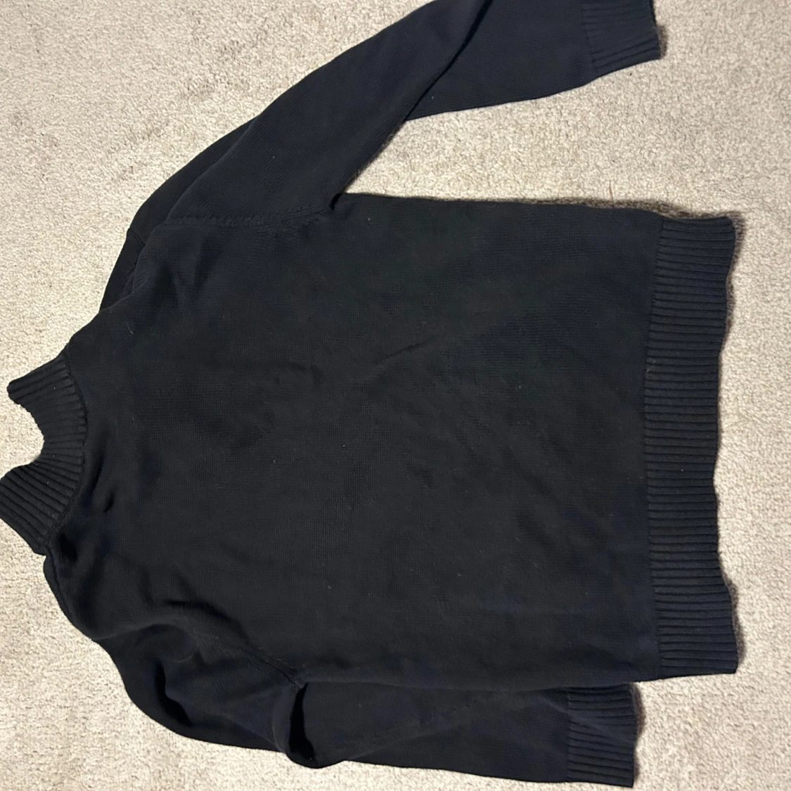 Svart stickad tröja med dragkedja - 1