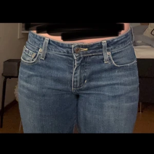 Blå lågmidjade bootcut jeans  - Ett par blå lågmidjade bootcut jeans💕står ej någon storlek men innerbenslängden är 72cm och midjemåttet är ungefär 80cm💗💕(måtten syns på sista bilderna) avklippta byxben och lite urtvättade💕Men annars inget fel på. 