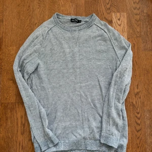 Antony Morato tröja - Säljer en stilren blå stickad tröja från Antony Morato i storleken M men passar bättre S. Passa på att fråga efter flera frågor. 