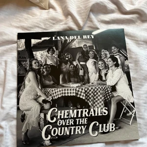 Chemtrails Over the Country Club -  Album av Lana Del Rey, 'Chemtrails Over the Country Club'. Skivan har inga defekter och piset kan diskuteras!💗