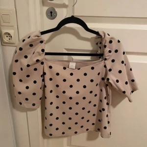 Beige prickig blus - Topp från HM