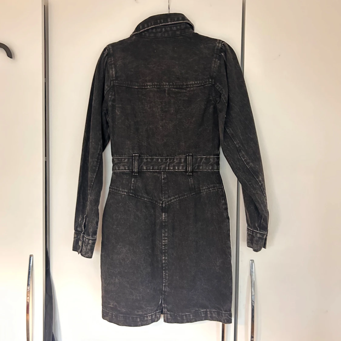 Svart jeansklänning från Stay - 1