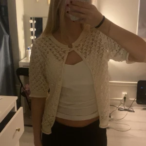 Kofta - Super fin beige kofta som man kan knyta längst upp, stl S! Bra skick och postar snabbt💞