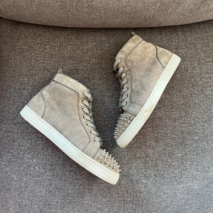 Christian Louboutin - Dustbags och snören tillkommer. Säljer ett par riktigt sköna loubs i strlk 41.5. Sjukt fräscha till våren & sommaren!