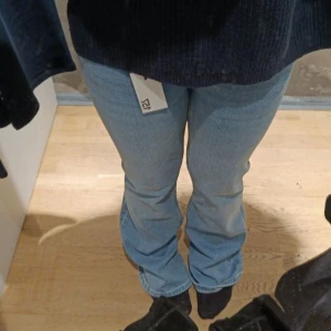 Ljusblå bootcut jeans - Säljer ett par ljusblå bootcut jeans, som är i Short, som ni ser på första bilden är dem jätte långa på mig så säljer pga det! Dem passar folk runt 155-165. Jag är 152 och dem är ganska långa på mig!💗 Använda endast 1 gång 