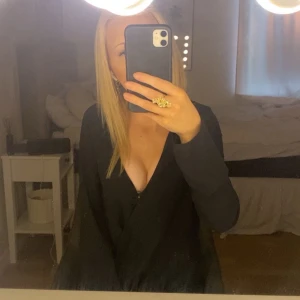 Svart blus - jättefin svart blus från bikbok, knappt använd, säljer för att den inte kommer till användning💕