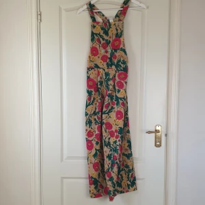 Blommig jumpsuit - XXS från monki
