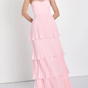 Rosa balklänning  - SÅ SNYGG balklänning!!! Alla lappar sitter kvar!!!!! passar inte mig tyvärr i storlek. Älskar den annars 