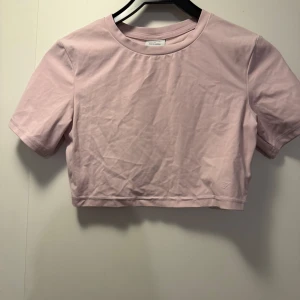 Rosa t-shirt från Gymshark - Använd någon gång och har en tråd som gått upp, annars i bra skick och den är normal i storlek