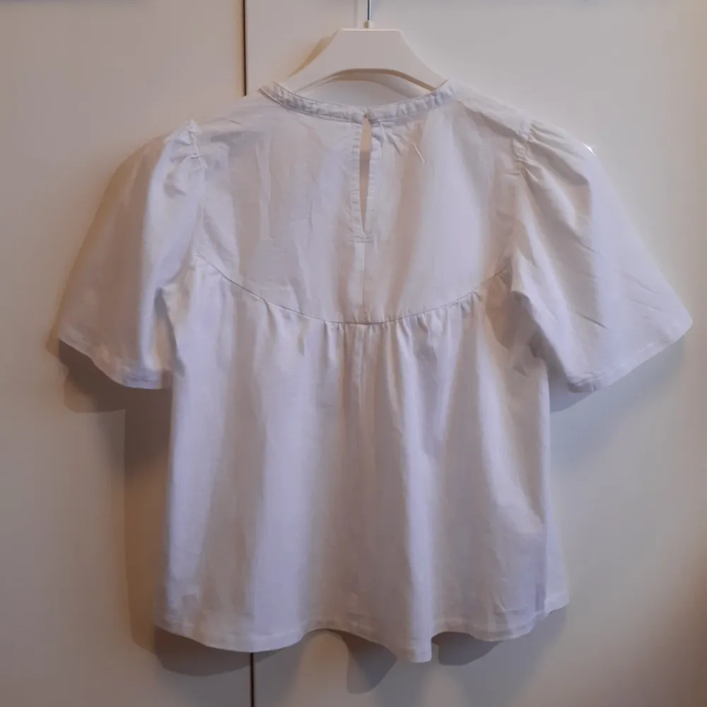 Vit blus från Zara med fint broderi och spets. Har knäppning på baksidan. Är i barnstorlek 164 men skulle säga att den passar som en XS-S. Skriv vid frågor!. Puserot.