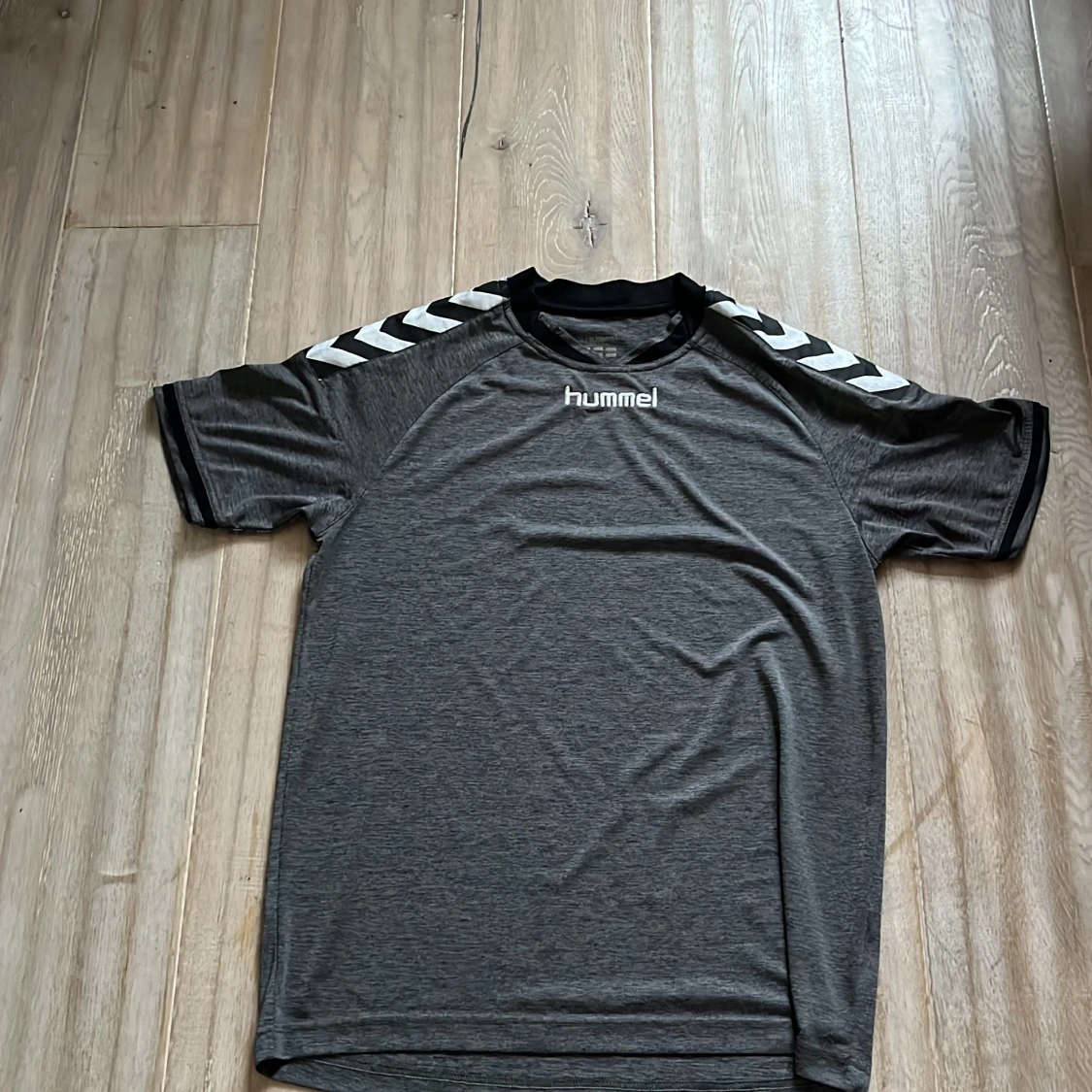 Grå kortärmad tröja från Hummel