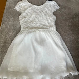 Vit spetsklänning från Nelly  - Vit studentklänning som aldrig kom till användning. 