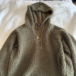 Grön fluffig tröja - Fin tröja, lite croppad. 