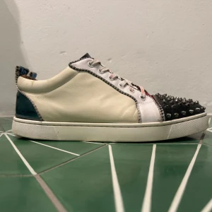 Christian Louboutin  - Säljer ett par snygga loubs, alla defekter syns på bilderna. De är köpta på vestiare och äkthet bevis finns som syns på bilden. 