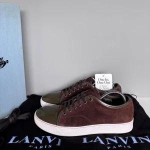 Lanvins - Säljer ett par bruna lanvins i storlek uk7(EU41), cond 9/10 litet märke på ena toecapen annars väldigt bra skick! Skorna är behandlade med vit skokräm och impregneringsspray! Kommer med OG box, dustbags och extra snören!