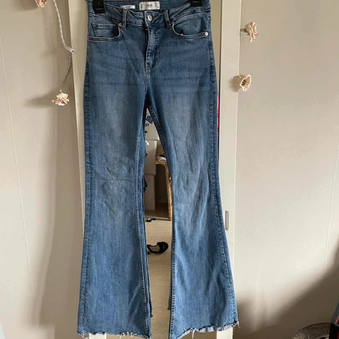 Blå bootcut jeans från MNG Denim