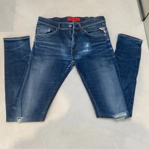 Replay jeans - Säljer ett riktigt fett par Replay Jondrill. Jeansen är slim fit och har riktigt snygga slitningar samt wash. Tveka inte på att höra av er vid frågor eller funderingar.