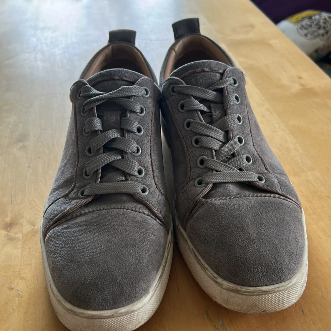 Grå christian louboutin skor