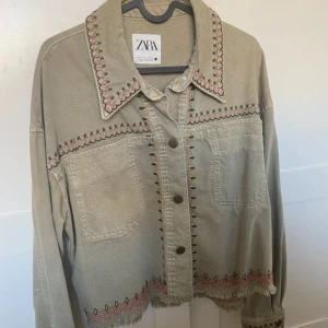 Zara grön jeansjacka - Säljer en grön jeansjacka från ZARA i storlek XS. Jackan har broderade detaljer.