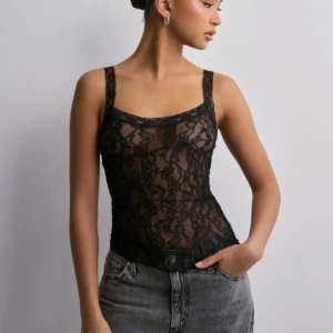 Spetslinne  - Slutsålt spetslinne i storlek xxs från Nelly. Linnet är för litet för mig så säljer det nu. Använd endast 2-3 gånger. Pris kan diskuteras