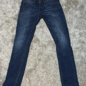 Mörkblå skinny jeans från George - Säljer ett par mörkblå skinny jeans från George med klassisk femficksdesign och snygga slitningar. Jeansen har smal passform och normal midja, perfekta till vardagsstilen.