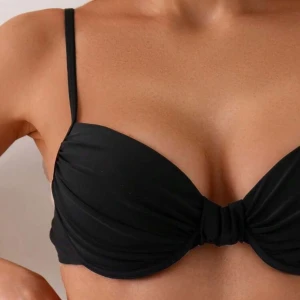 Svart bikini bh - Helt ny svart bikini bh med  justerbara band. Stl S. Passar tyvärr inte 🙌🏼Nypris 139kr