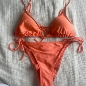 Orange bikini  - Orange bikini frpn h&m i storlek 34 i nederdelen men skulle mer säga S/36 och s/m i toppen lappen är borta. 