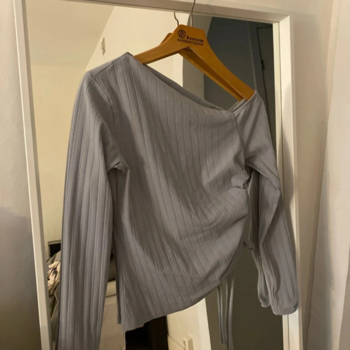 Grå ribbad one shoulder topp