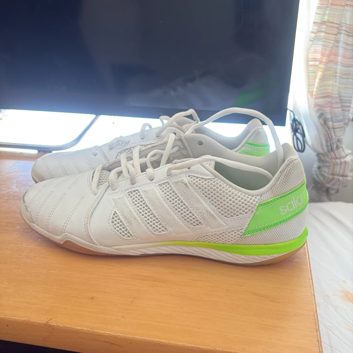 Vita Adidas Sala sneakers med gröna detaljer - 2