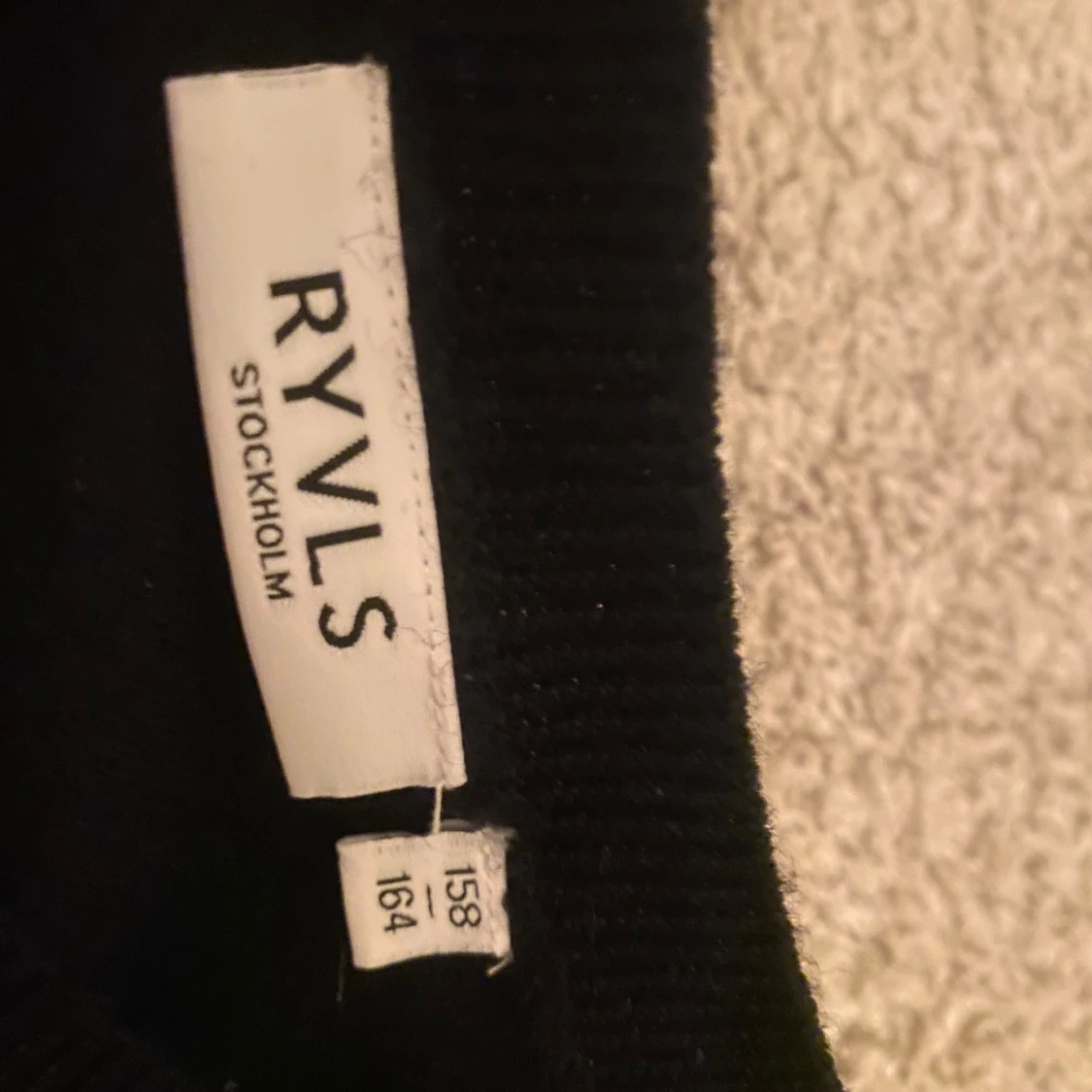 Svart stickad tröja från RYVLS - 2