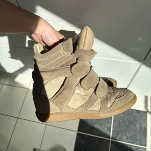 Beige kilklack sneakers från Isabel Marant Étoile - Säljer ett par beiga Isabel Marants. Storlek 38 men passar även 39! Supersköna och perfekta vårskor! Bra skick men slitage finns, skicka PM för mer info🩷