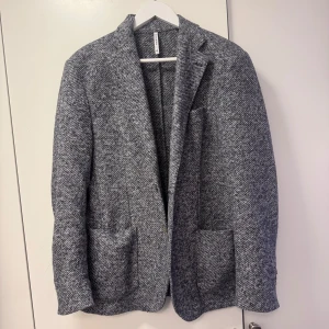 La Chemise kavaj - Säljer här en La Chemise kavaj i storlek 48. Nypris är ca 3000kr. Mitt pris är 500kr