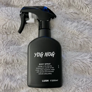 Lush Yog Nog bodyspray  - Säljer Lush Yog nog bodyspray som jag köpte i julas men det är inte min smak. Endast testad!! Den har en krämig doft av smörkola och toffee och ylangylang:) Säljs inte längre!!