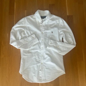 Ralph lauren skjorta - En vit Ralph Lauren skjorta i storlek small. Endast en defekt som syns på bild 5, kan nog tvättas bort