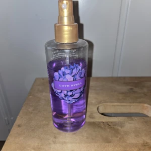 Love Spell body mist från Victoria's Secret - Love spell body mist, mer än hälften kvar. Luktar fortfarande supergott. 