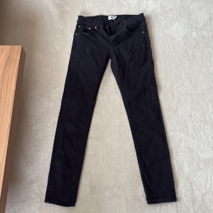 Svarta Jeans  - Svarta jeans från Lager 157. Modell- Rocket, storlek S. Använda ett fåtal gånger, tyvärr blivit för små därför måste de säljas, extremt sköna att ha på sig. Stretchigt material.