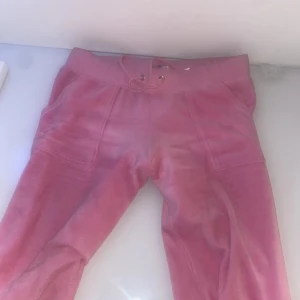 Juicy couture  - Säljer nu mina juicy couture byxor, dem har nåra skavanker därav priset. Fler bilder finns så bara att skriva 