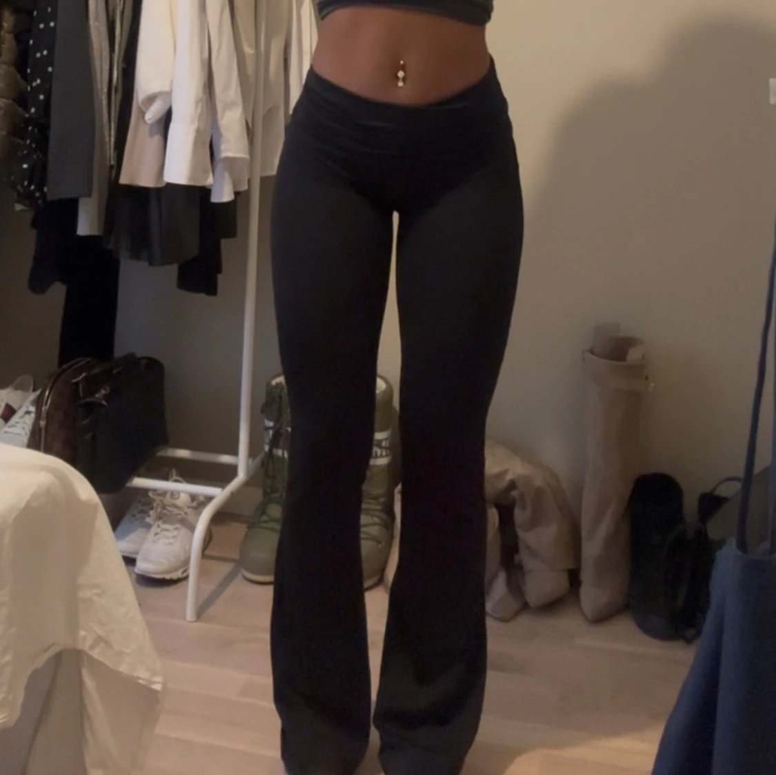 Svarta bootcut byxor - 1