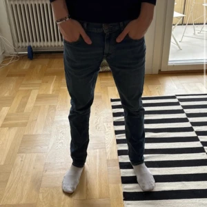 Blå jeans från Lee - Säljer ett par klassiska blå jeans från Lee. Jeansen är i mycket gott skick och har ej använts mer än 20ggr. Priset är ej hugget i sten så bara att komma med bud