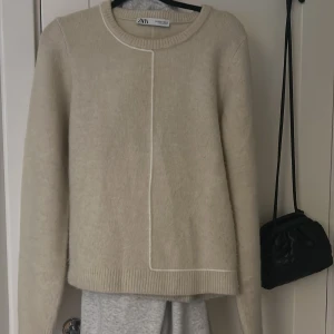 Beige stickad från zara  - Stickad tröja från Zara i strl M men sitter som S!       Använd ca 3 ggr
