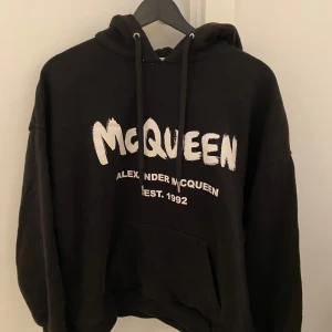 Svart hoodie från Alexander McQueen - Säljer en svart hoodie från Alexander McQueen med sjukt fet design. Passar dig som har storlek XS eller är ungefär 160-165. Säljer för endast 999, kan gå ner i pris vid snabb affär. 