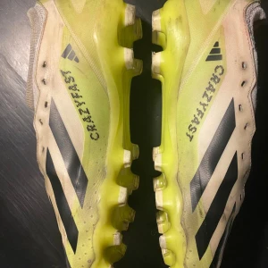 Adidas fotbollskor  - Storlek 42 bra skick, pris kan diskuteras, skriv ifall ni undrar något