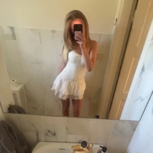 Klänning meetmethere❤️ - Så sjukt klänning från meetmethere men kommer tyvärr aldrig till användning! Har använt 0 gånger❤️ Den kostar 700 kr normalt och frakten kostar 170 kr så välidgt mycket billigare och smidigare att köpa den här från mig🙏🏻 Skriv privat för fler bilder❤️