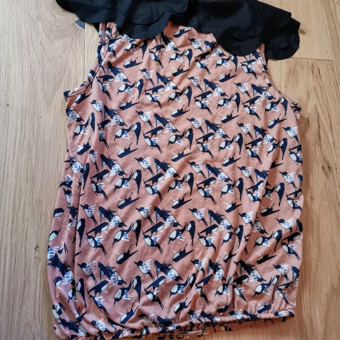 Mönstrad ärmlös blus med svart krage - 1