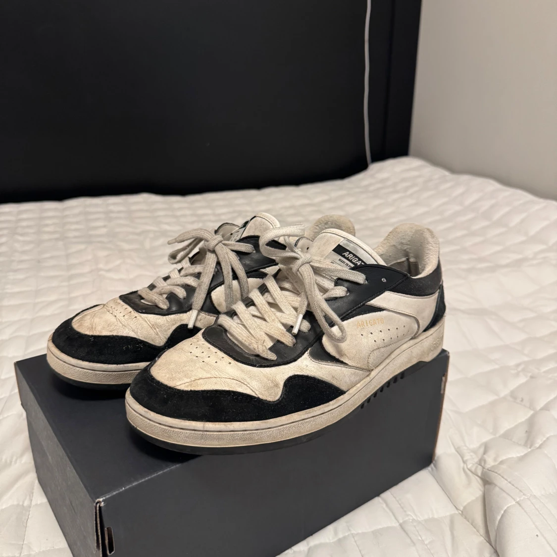 Svarta och vita sneakers från Axel Arigato